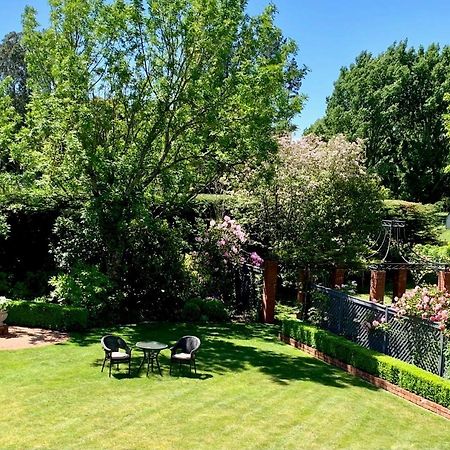 Pin Oaks Luxury Bed & Breakfast Palmerston North Exterior photo