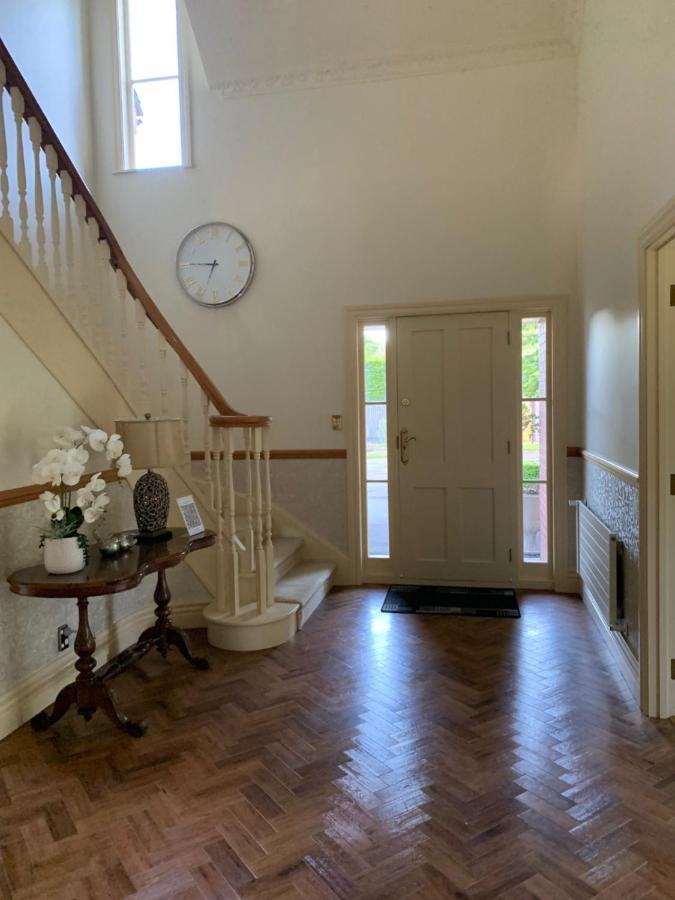Pin Oaks Luxury Bed & Breakfast Palmerston North Exterior photo