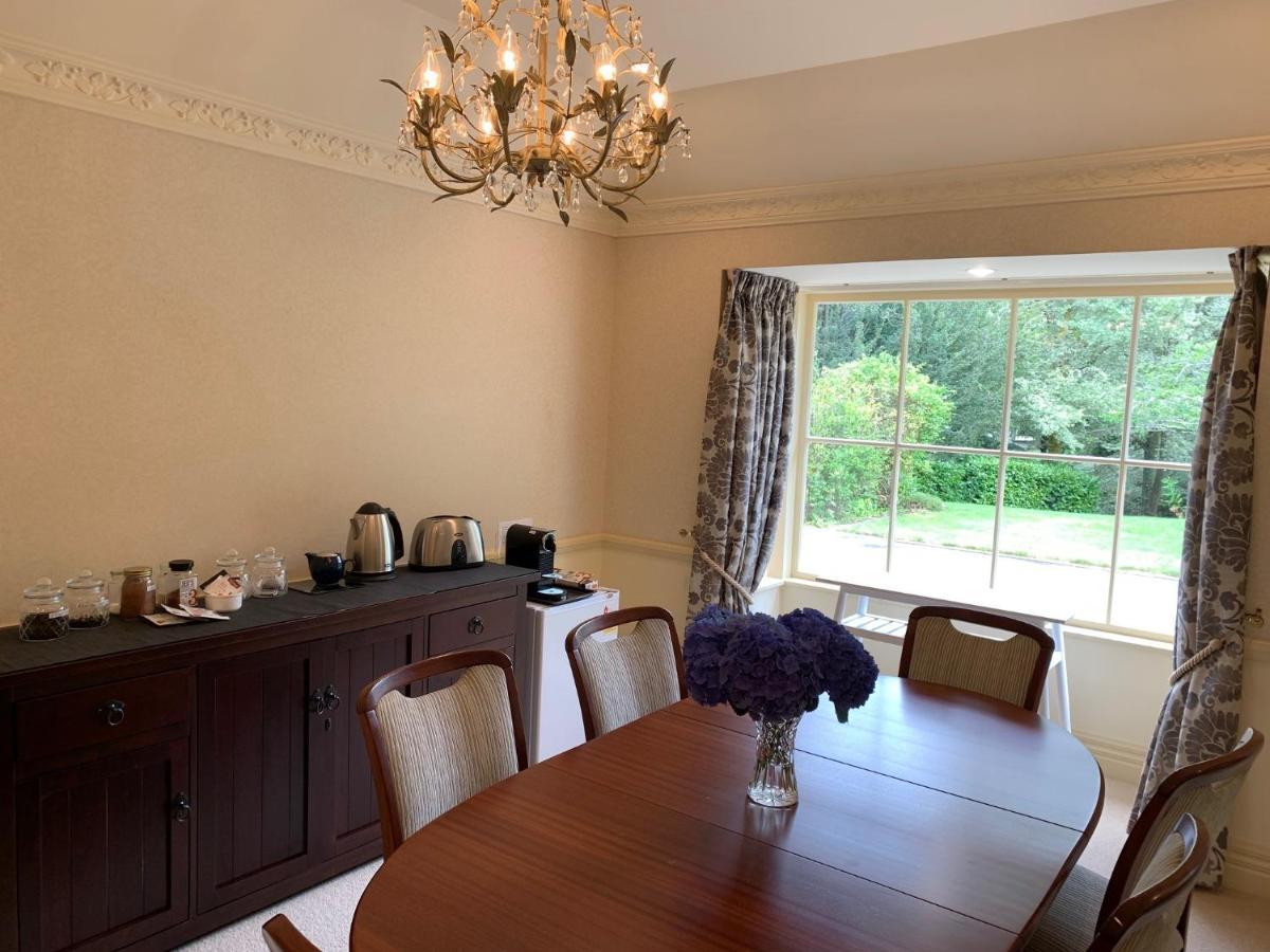 Pin Oaks Luxury Bed & Breakfast Palmerston North Exterior photo