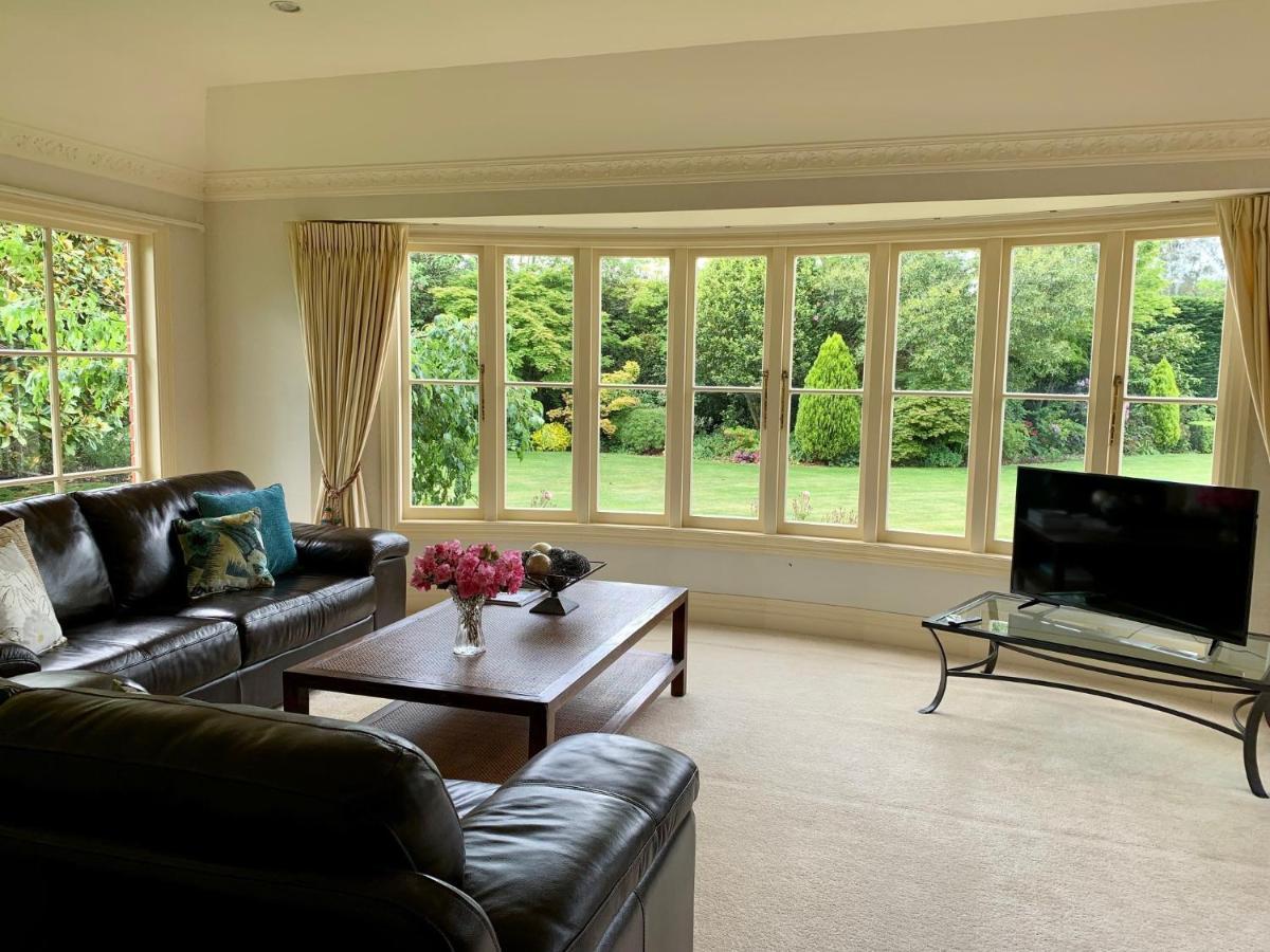 Pin Oaks Luxury Bed & Breakfast Palmerston North Exterior photo