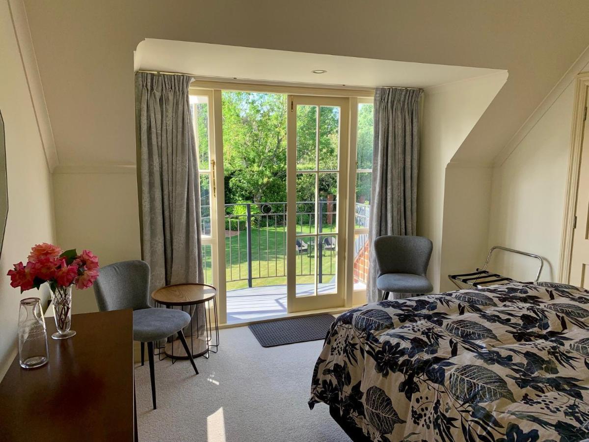 Pin Oaks Luxury Bed & Breakfast Palmerston North Exterior photo