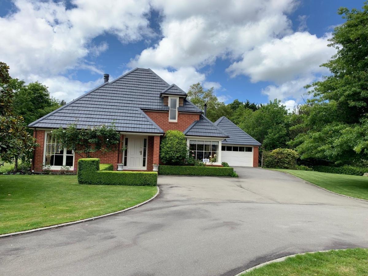 Pin Oaks Luxury Bed & Breakfast Palmerston North Exterior photo