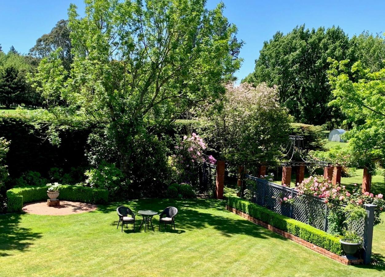 Pin Oaks Luxury Bed & Breakfast Palmerston North Exterior photo
