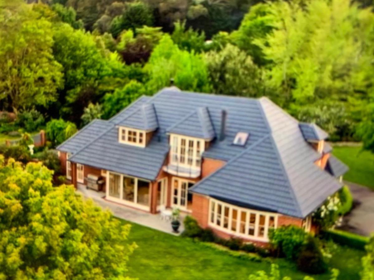 Pin Oaks Luxury Bed & Breakfast Palmerston North Exterior photo