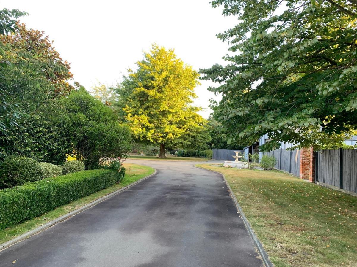 Pin Oaks Luxury Bed & Breakfast Palmerston North Exterior photo