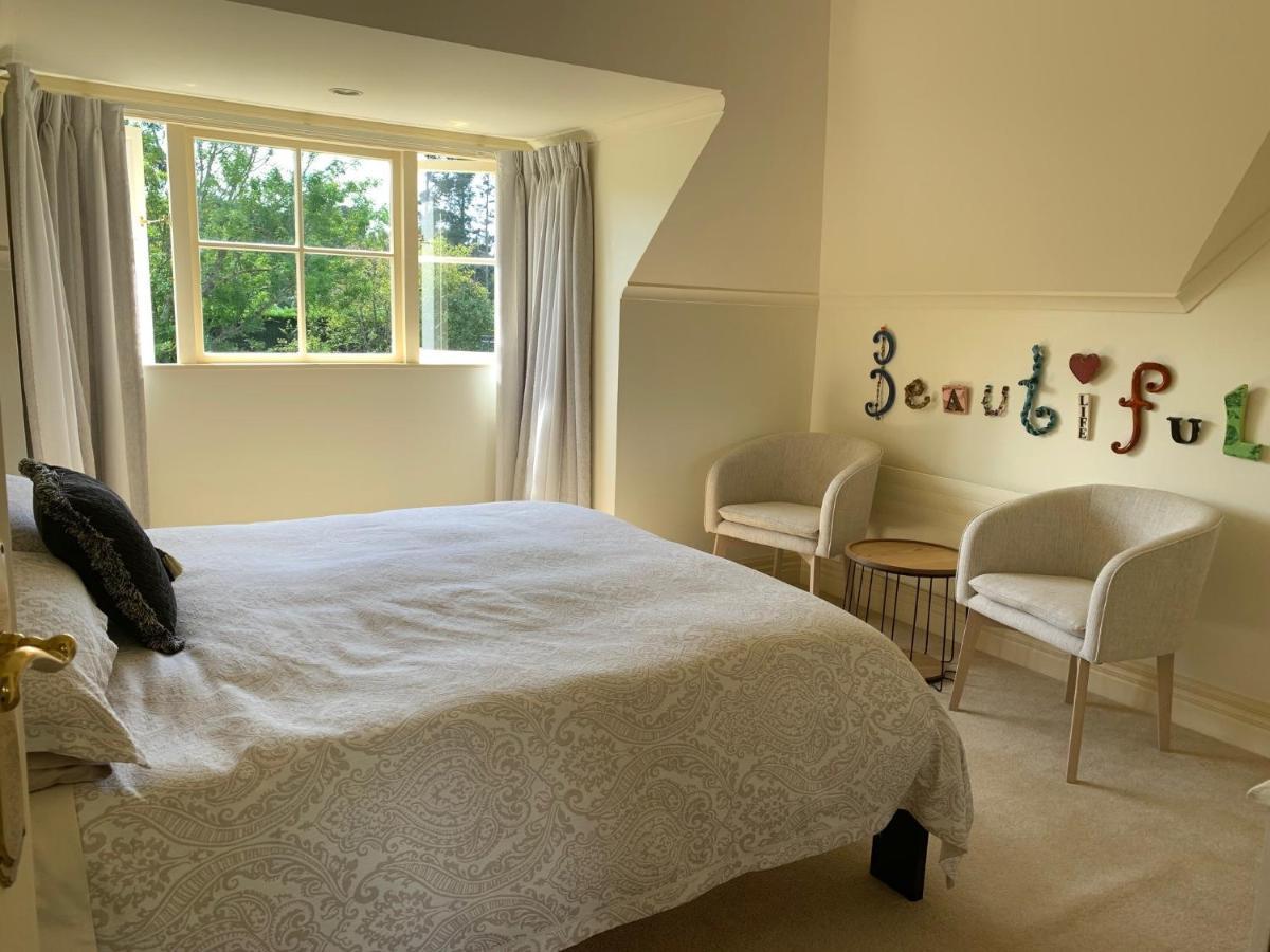 Pin Oaks Luxury Bed & Breakfast Palmerston North Exterior photo