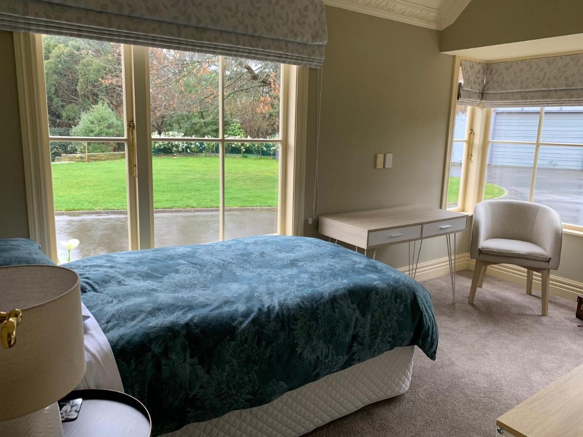 Pin Oaks Luxury Bed & Breakfast Palmerston North Exterior photo